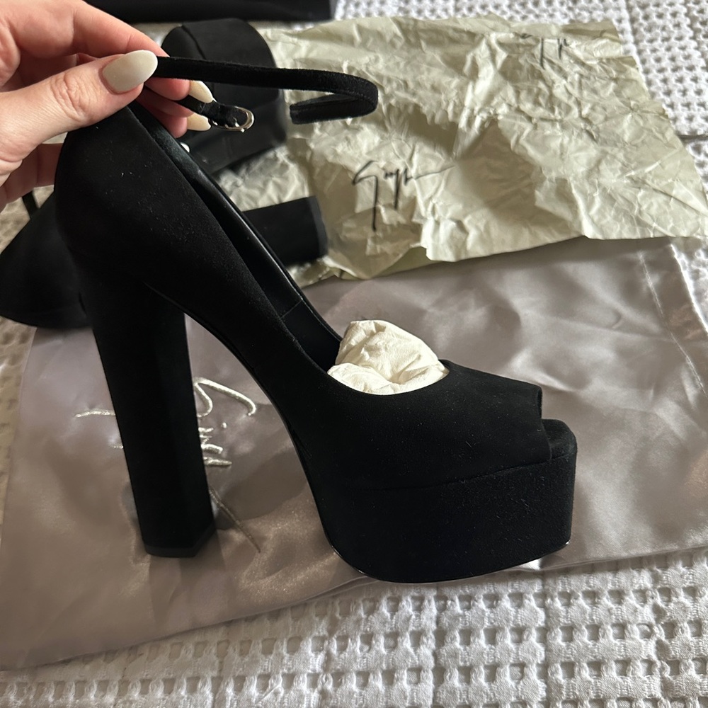 Giuseppe Zanotti ankle strap platform pump! New in box! Size 40.